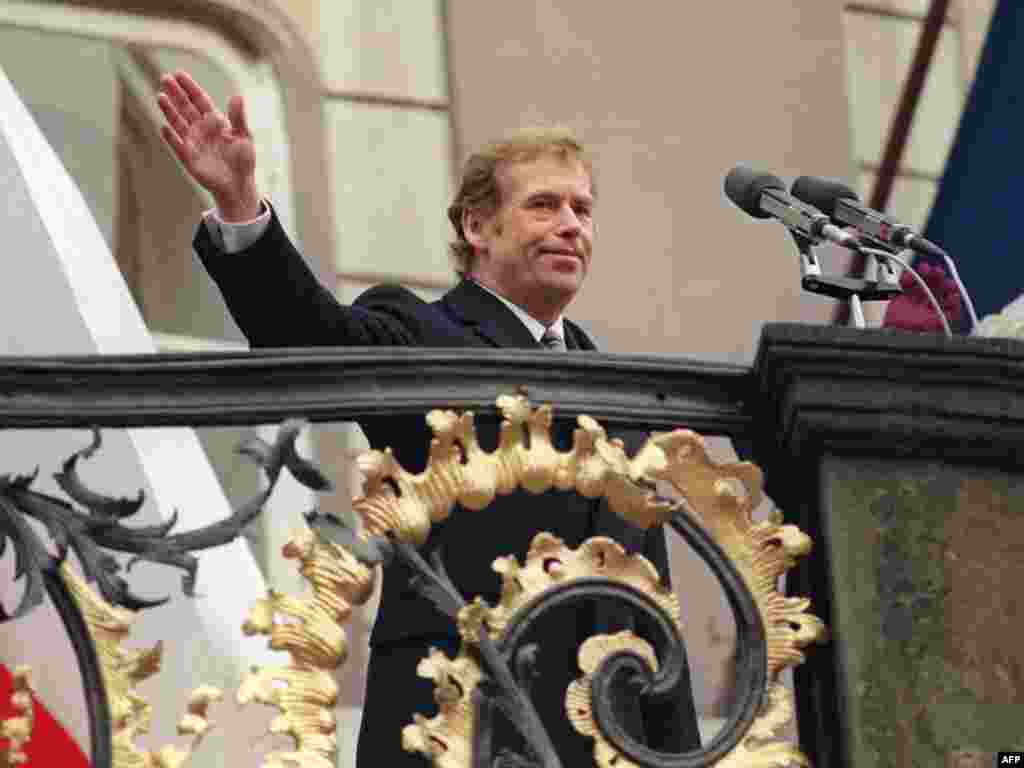 Czechoslovakia/Czech Republic - Vaclav Havel, a dissident playwright and leading member of the Czechoslovak opposition Civic Forum, waves to wellwishers 29Dec1989, shortly after he took the oath as President of Czechoslovakia.