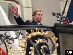 29 decembrie 1989. Vaclav Havel, scriitor disident și membru marcant al Forumului Civic Ceh, salută mulțimea după ce a depus jurământul ca președinte al Cehoslovaciei. Se întâmpla după Revoluția de Catifea din noiembrie și primele alegeri libere după Al Doilea Război Mondial.