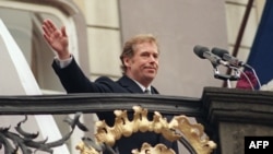 Вацлав Хавел минути след като полага клетва като президент на Чешката република на 29 декември 1989 г. 