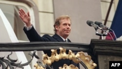 Vaclav Havel, un dramaturg dizident și membru de frunte al Forumului Civic de opoziție cehoslovacă, în 29 decembrie 1989, la scurt timp după ce a depus jurământul ca președinte al Cehoslovaciei.