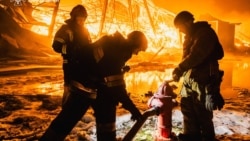 Пожарникари гасят пожар, причинен от един от предишните руски удари срещу Украйна, януари 2026 г.