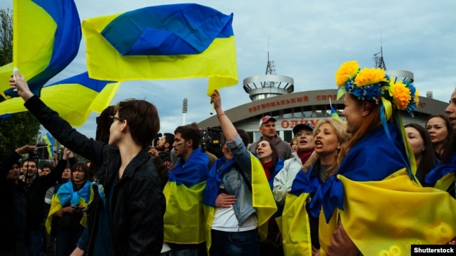 Митинг жителей Донецка в поддержку территориальной целостности Украины. 28 апреля 2014 года
