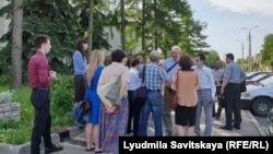 "Иегово куәгерлері" жиналып тұр. Көрнекі сурет.