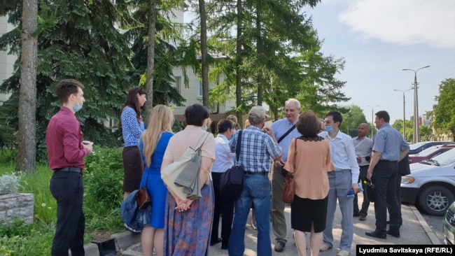 Псковские иеговисты встречают Шпаковского около суда