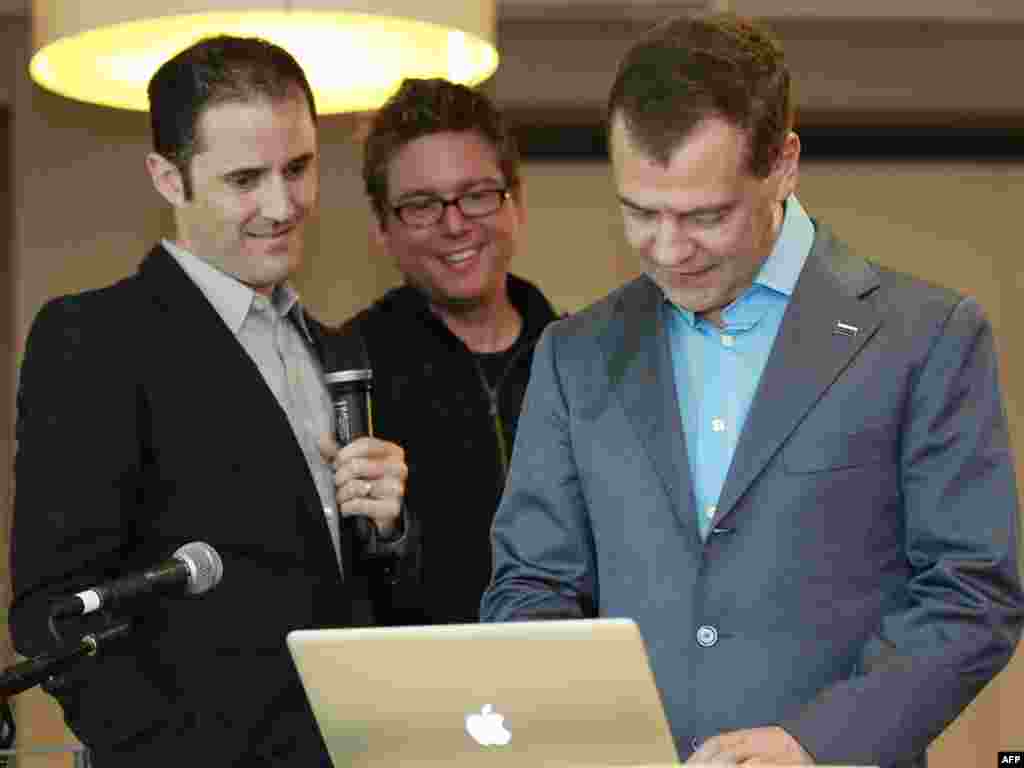 Susret sa čelnicima "Twitter"-a Bizom Stounom i Evan Vilijamsom