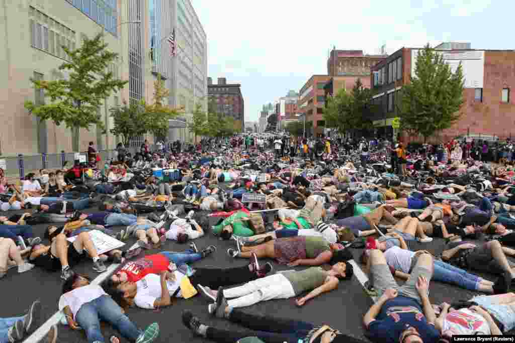 Protesters stage a "die-in" during a peaceful rally outside police headquarters after the not-guilty verdict in the murder trial of Jason Stockley, a former St. Louis police officer charged with the 2011 shooting of Anthony Lamar Smith, in St. Louis, Missouri, on September 17. (Reuters/Lawrence Bryant)