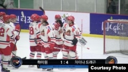 Игроки клуба "Китайский дракон" празднуют победу в матче с корейской командой
