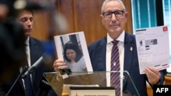 Директор Служби громадської безпеки Монако Ерік Арелла із фото підозрюваної українки Анастасії Березовської, яку Інтерпол оголосив у розшук, Монако, 3 липня 2026 року