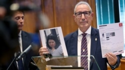 Директор Служби громадської безпеки Монако Ерік Арелла із фото підозрюваної українки Анастасії Березовської, яку Інтерпол оголосив у розшук, Монако, 3 липня 2026 року