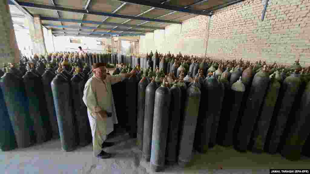 Workers move oxygen tanks in a factory in Quetta, Pakistan. (epa-EFE/Jamal Taraqai)