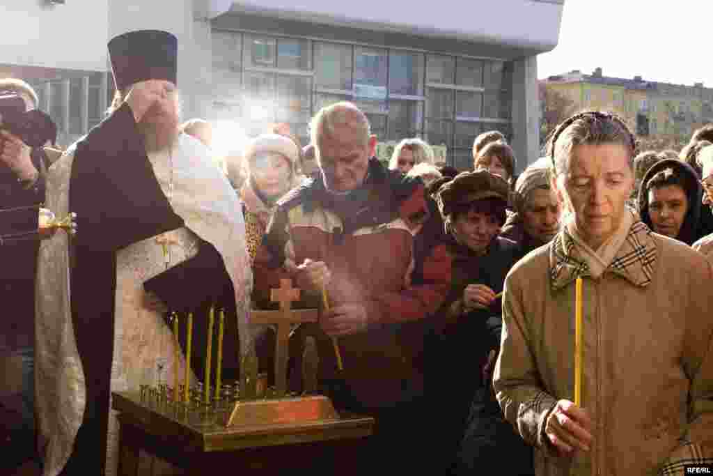 Орусия – Дубровка театрында терорчулардын кол салуусунун курмандыктарын эскерүү жыйыны - Жекшемби күнү 26-октябрда өткөн эскерүү митингине 500гө жакын адам келди. Митингге Түндүк Осетиянын өкмөт мүчөлөрү, Дубровка театрында терорчулардын кол салуусунан набыт болгондордун туугандары жана жакындары катышты.