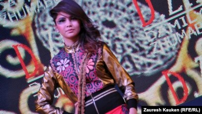 Өгей қызымен ұйықтап жатқан өгей әкенің секс видеосы Табиғатта аққұбамен жыныстық қатынас