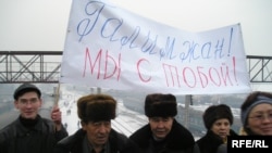 Оппозиция жақтастары қамау орнынан бостандыққа шыққан ҚДТ жетекшісі Ғалымжан Жақияновты қарсы алып тұр. Алматы, 15 қаңтар 2006 жыл.