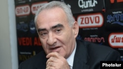 Գալուստ Սահակյանը ասուլիսի ժամանակ, արխիվ