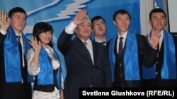 Максут Нарикбаев (в центре) с молодыми активистами партии "Адилет".