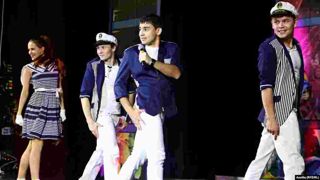 Данир сәхнәдә гел хәрәкәттә булды, хәтта гармунчыларына да бию хәрәкәтләре өйрәткән