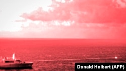 Nava de transport amfibie USS Portland (LPD 27) efectuează o demonstrație a sistemului de arme laser de mare putere pe o țintă statică de antrenament din Golful Aden (decembrie, 2021)