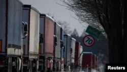 Camionagiii din Polonia cer restricționarea activității colegilor lor ucraineni în UE, susținând că în condițiile actuale le „fură pâinea”. (Foto: Wojtek Radwanski / AFP)
