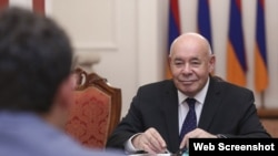 პირდაპირი ტრანსლაციის კადრებში ჩანს, რომ სამების საკათედრო ტაძარში იმყოფება მიხაილ შვიდკოი, რუსეთის კულტურის ყოფილი მინისტრი