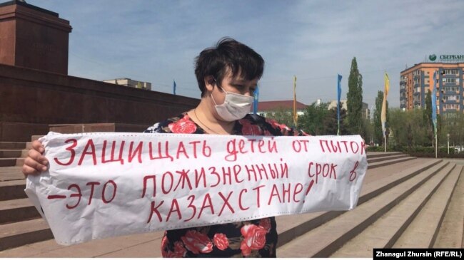 Правозащитница Ольга Климонова проводит одиночный пикет перед зданием акимата Актюбинской области. Актобе, 11 мая 2021 года.