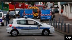 Vetura policore franceze në vendin e ngjarjes në Saint-Etienne-du-Rouvray, Francë veriore - 26 korrik 