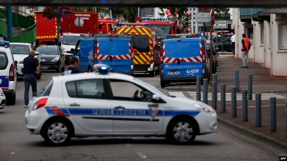 Vetura policore franceze në vendin e ngjarjes në Saint-Etienne-du-Rouvray, Francë veriore - 26 korrik 
