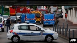 Сент-Этьен-дю-Рувре қаласында шіркеуге шабуыл болған көшеде тұрған полиция көлігі. Франция, 26 шілде 2016 жыл.
