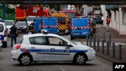 Ֆրանսիա - Ոստիկանության և փրկարար ծառայությունների մեքենաները դեպքի վայրում, Սենտ-Էտյեն-դյու-Ռուվրե, 26-ը հուլիսի, 2016թ․