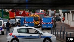 В районе французского города Сент-Этьен-дю-Рувре, где было совершено нападение на церковь. 26 июля 2016 года.

