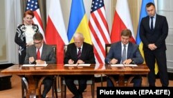 Справа наліво: Олександр Данилюк, Пйотр Наїмський та Рік Перрі під час церемонії підписання меморандуму про співпрацю в галузі енергетики. Варшава, 31 серпня 2019 року 