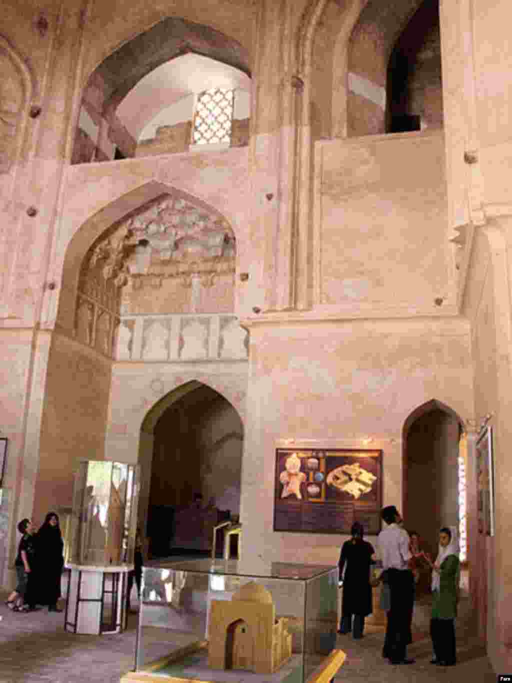 وی در ۵۵ سالگی در گذشت