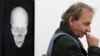 Michel Houellebecq cu radiograma craniului său la Bienala de Arts de la Zürich, 10 iunie, 2016. (Foto: FABRICE COFFRINI) 