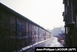 Imagine care surprinde partea din spate a zidului Berlinului. Fotografia a fost realizată în 1988 de pe partea vestică.