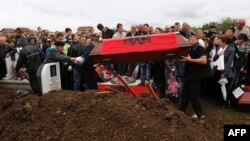 Sa sahrane 12 kosovskih Albanaca u Vučitrnu, maja 2012. godine. Oni su ubijeni tokom rata 1999. godine