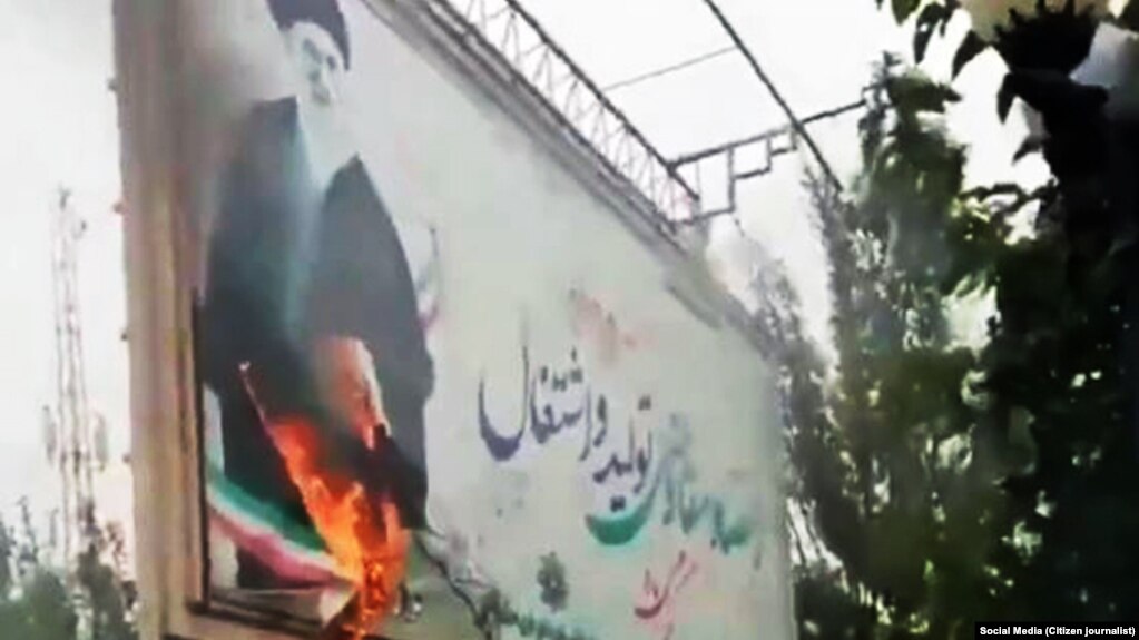 شعارهای تند علیه رهبر جمهوری اسلامی در اعتراض‌های آبان ۹۸ بیشتر از دوره‌های قبل شنیده شد.