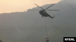 Helikopter gasi šumski požari oko Jablanice (fotoarhiv)