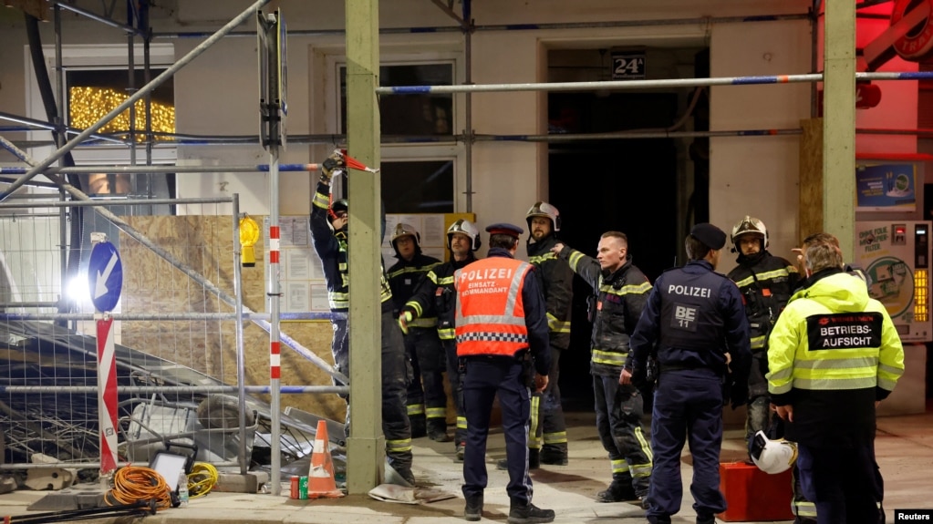 Vatrogasci i policija na mjestu nesreće na gradilištu u Beču, 17. marta 2026.