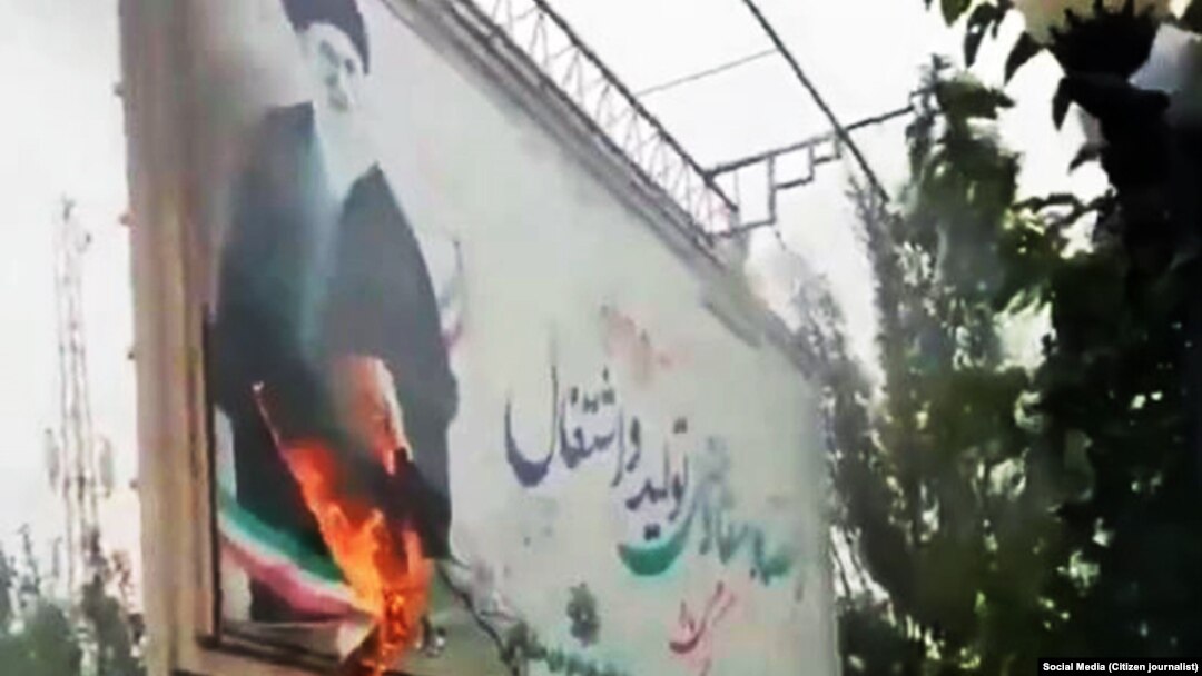 شعارهای تند علیه رهبر جمهوری اسلامی در اعتراض‌های آبان ۹۸ بیشتر از دوره‌های قبل شنیده شد.