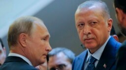 Russian President Vladimir Putin (left) and Turkish President Recep Tayyip Erdogan prepare to enter a hall for their talks at the Bocharov Ruchei residence in Sochi on September 17.