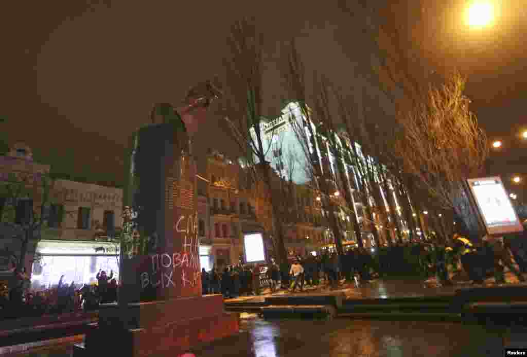 8 dekabr. Kiyev. Shevchenko bulvarındakı Leninin heykəlinin son anları.