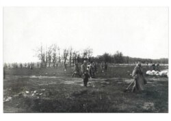 Расейскія санітарныя каманды са сьвятарамі зьбіраюць целы на Велікоднае замірэньне 24-25 красавіка 1916 году