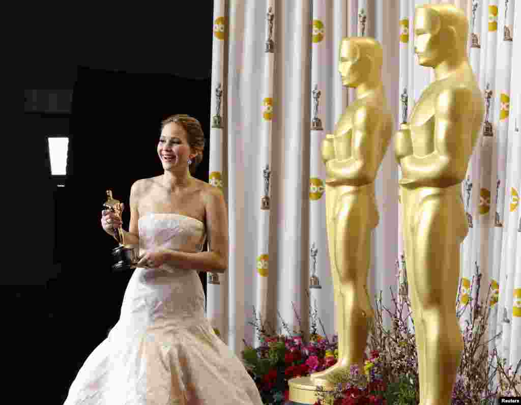 Jennifer Lawrence sa osvojenim Oscarom za najbolju glavnu žensku ulogu, Hollywood, 24. februar 2013. Foto: REUTERS / Mike Blake 