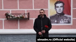 Ексвіцемер Сімферополя Олександр Макарь на тлі портрета Амет-Хана Султана, 1 лютого 2020 року