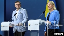 Ukrainian Foreign Minister Dmytro Kuleba (left) and Swedish Prime Minister Magdalena Andersson attend a news conference in Stockholm on August 29.