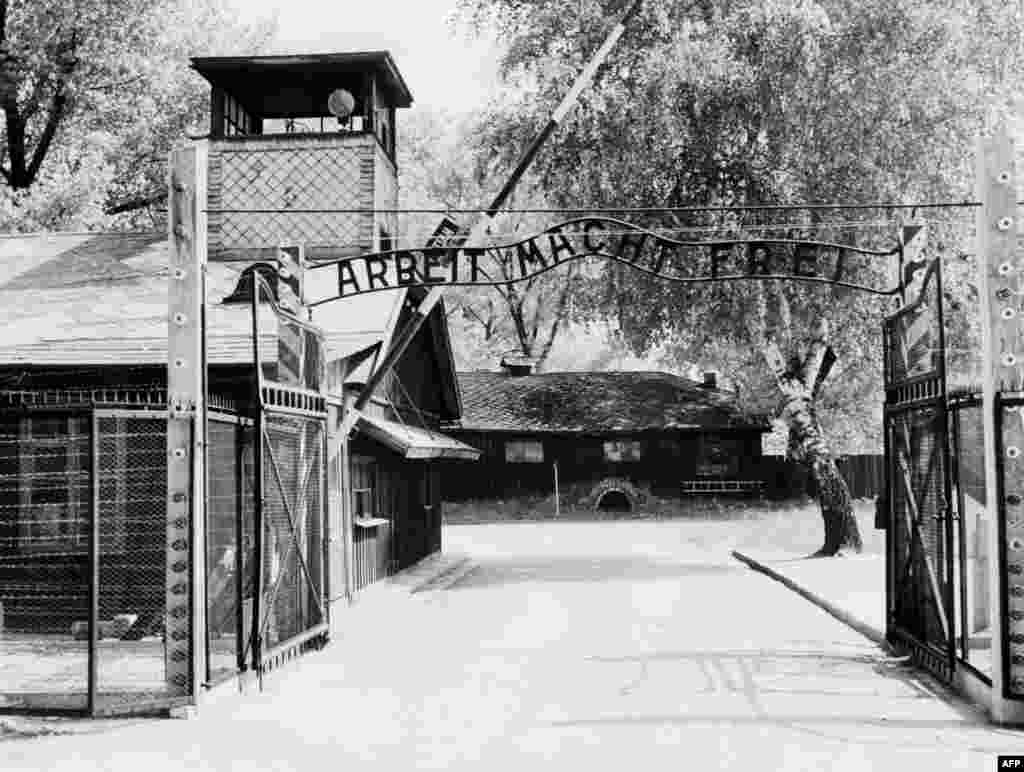 Imagine a porții de intrare în lagărul de concentrare nazist de la Auschwitz, după eliberarea sa de către trupele sovietice în ianuarie 1945. 