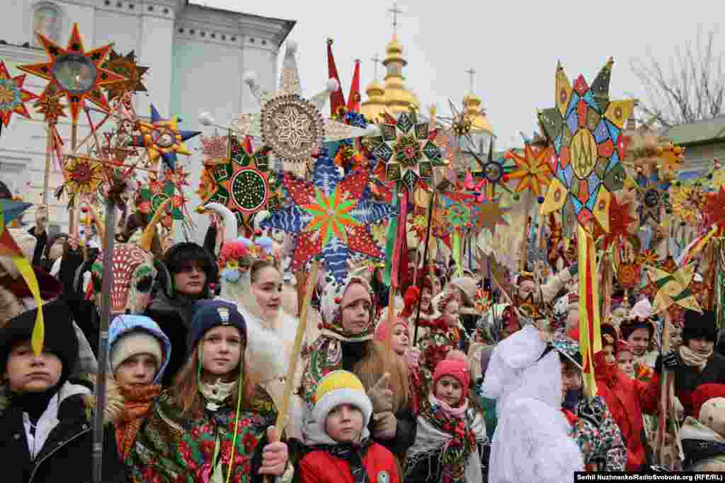 Учасники ходи йшли із барвистими зірками, які символізували біблійну Вифлеємську зірку. Вона, за приданням, привела волхвів до новонародженого Ісуса Христа