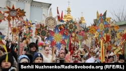 Повз святих та російські танки: Різдвяна хода колядників у Києві (фоторепортаж)