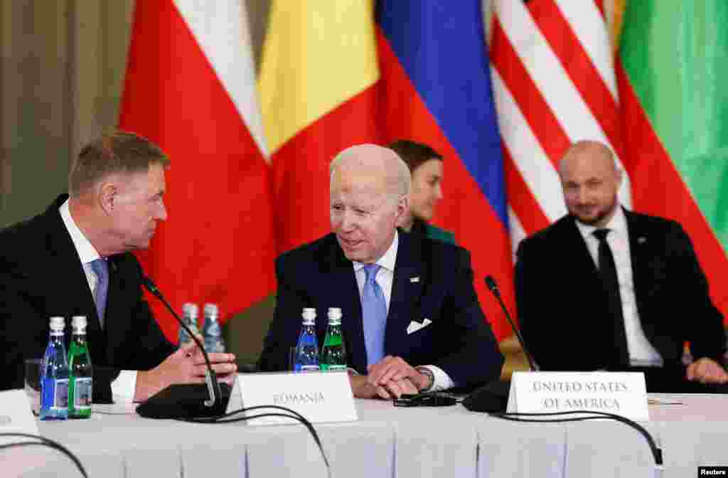 Președintele român, Klaus Iohannis, alături de președintele SUA, Joe Biden, la masa reuniunii București 9. (B9).&nbsp;&bdquo;Noi, liderii de pe Flancul Estic, avem datoria de a arăta fermitate în apărarea păcii. Trebuie să continuăm să dovedim fermitate în îndeplinirea angajamentelor de sprijin pentru Ucraina, atât cât va fi necesar, pentru a câștiga acest război. România va continua să facă acest lucru&rdquo;, a spus președintele Klaus Iohannis, care a deschis reuniunea B9, fondată la București după ce Rusia a invadat Crimeea în 2014.