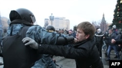Rusija - sukob navijača sa policijom u centru Moskve, nakon što je (28) Jegor Sviridov, navijač Spartaka iz Moskve ubijen 4. decembra 2010, 11. decembar 2010.