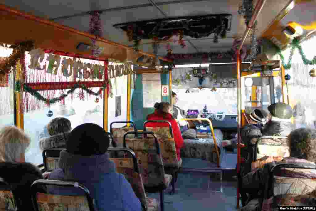 Внутри севастопольского автобуса. Городские власти объявили новогодний конкурс на лучшее оформление салона. 